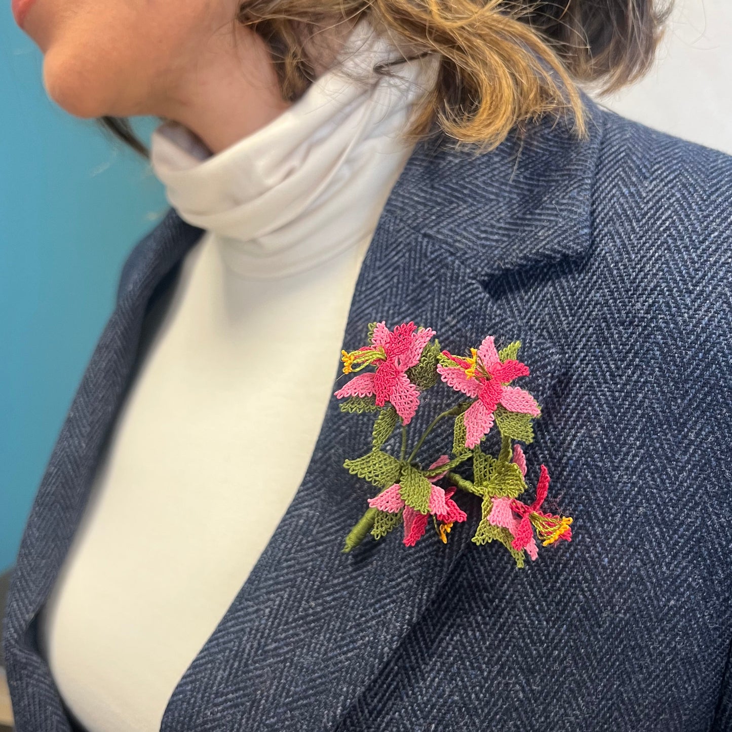 Fuşya Çiçek Oya Broş