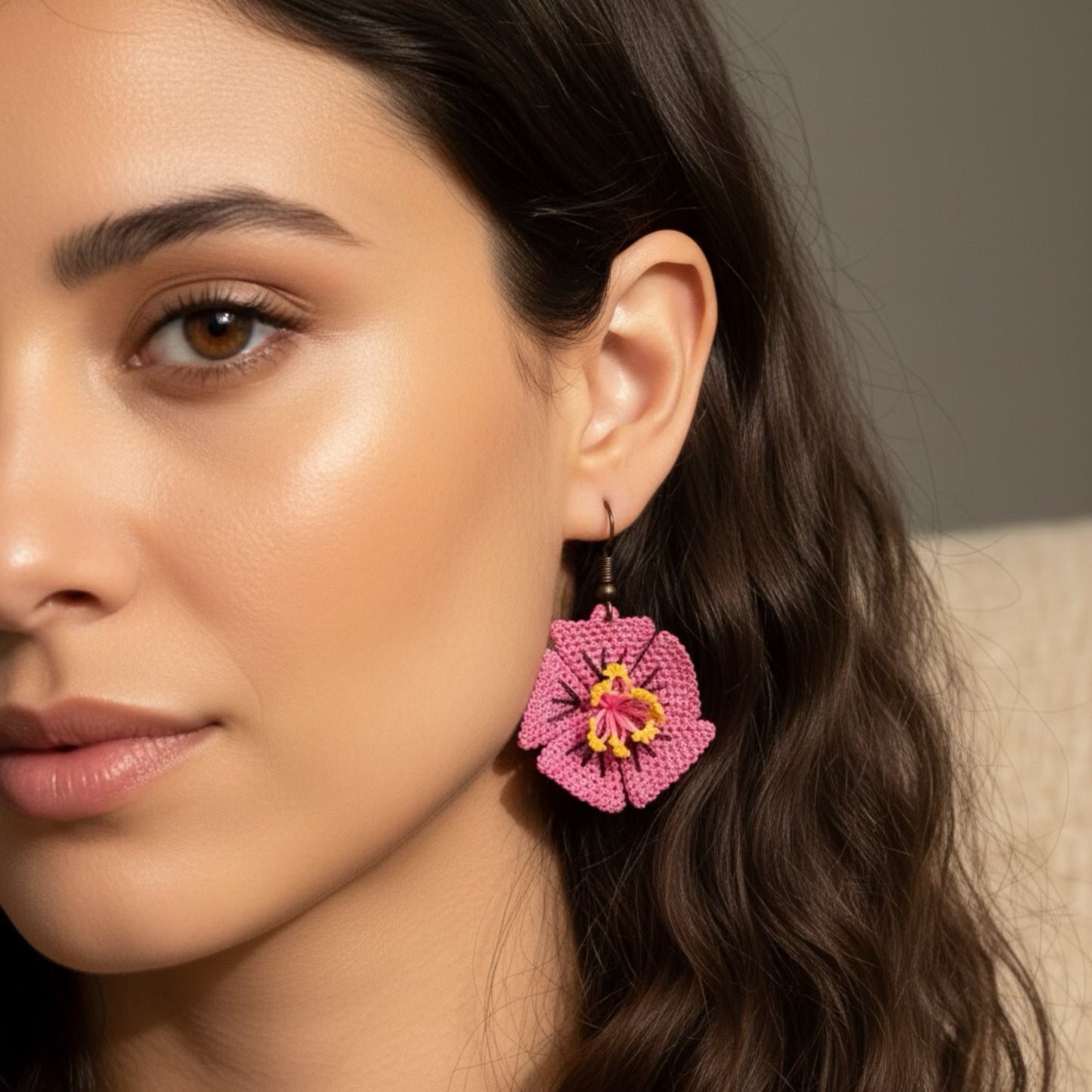 Pembe Üçgen Çiçek Küpe