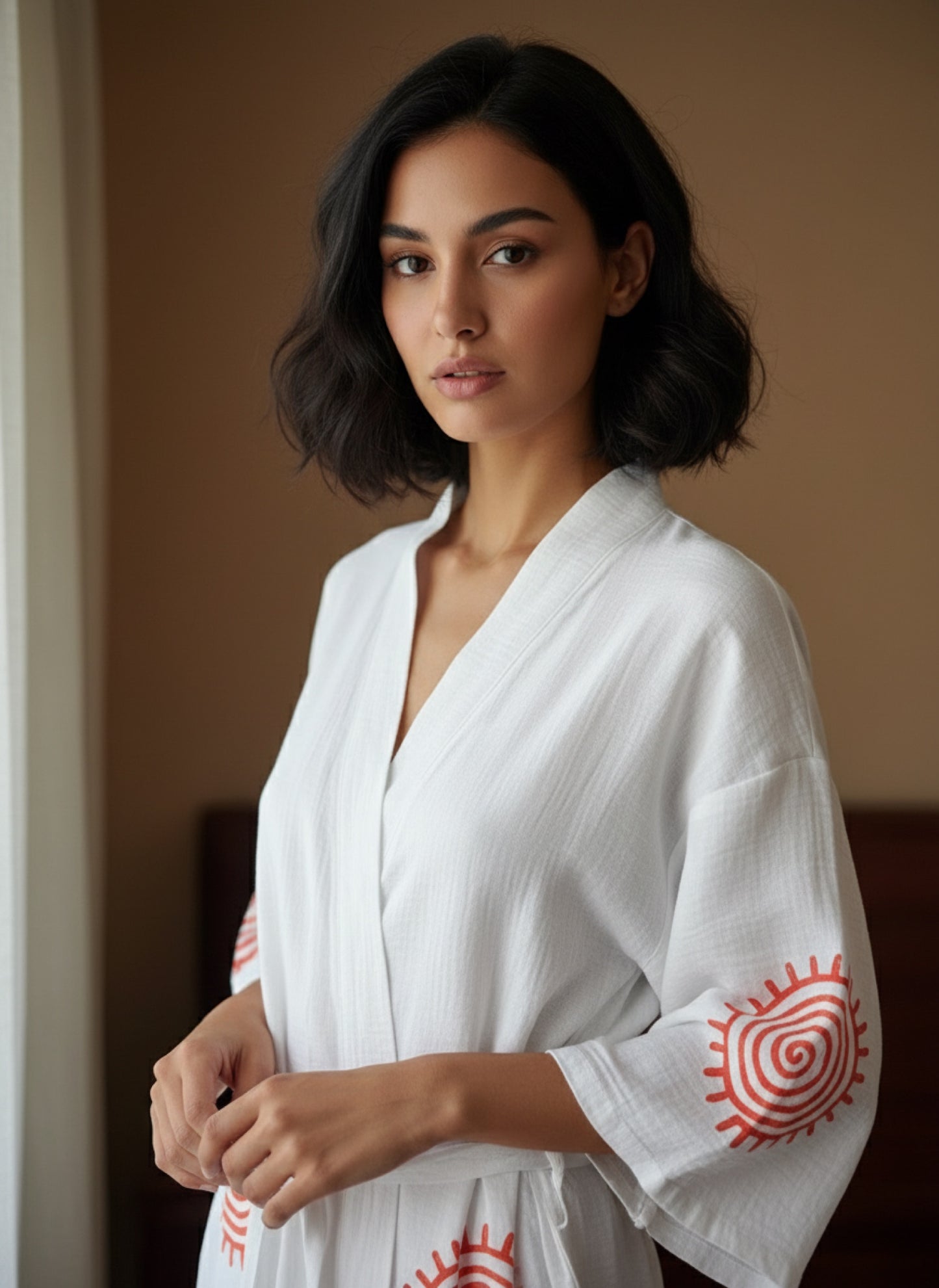 Turuncu Güneş Tahta Baskılı Beyaz Pamuklu Plaj Bornozu – 125 cm, Kimono Stil