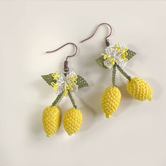 ANASANYA el yapımı iğne oyası limon figürlü sallantılı küpe, sarı limonlar ve beyaz çiçek detaylı yazlık aksesuar.